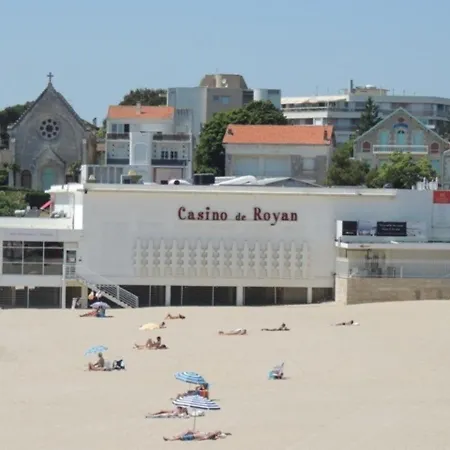 Ensoleille Et Spacieux Avec Parking, Centre De - Fr-1-71-62 Apartmán *