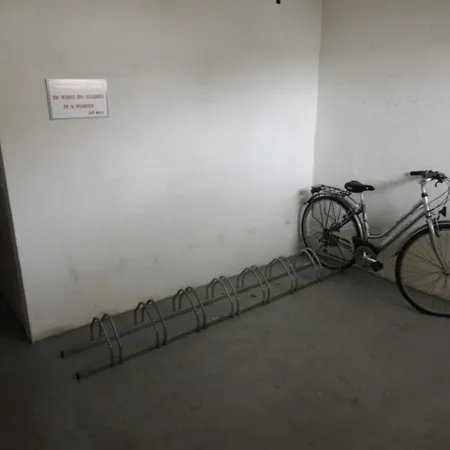 Ensoleille Et Spacieux Avec Parking, Centre De - Fr-1-71-62 * Royan