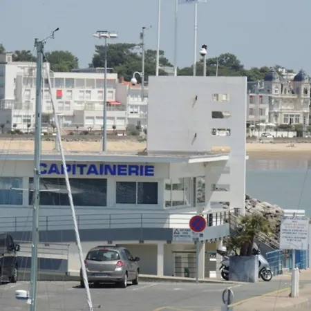 Ensoleille Et Spacieux Avec Parking, Centre De - Fr-1-71-62 Royan