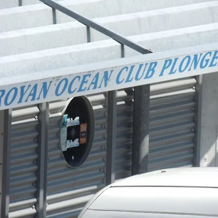 Ensoleille Et Spacieux Avec Parking, Centre De - Fr-1-71-62 * Royan