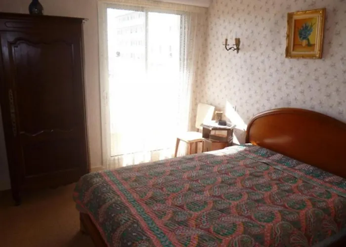 Ensoleille Et Spacieux Avec Parking, Centre De - Fr-1-71-62 Royan